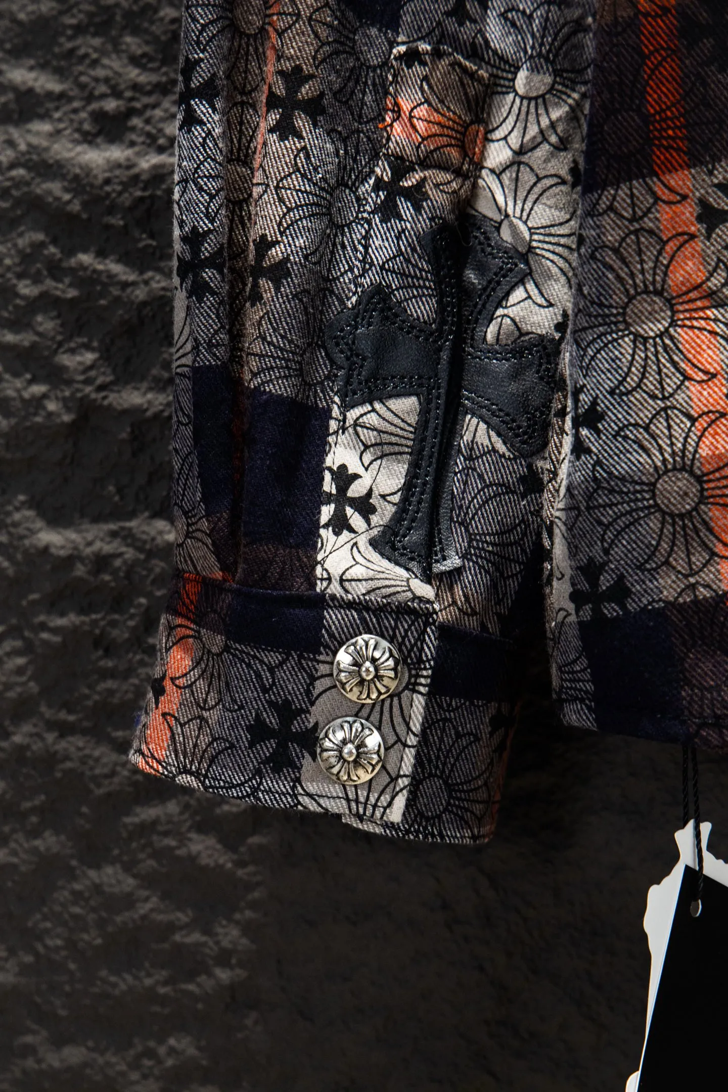 P260 ChromeHearts Chrome Hearts printed cuffs and leather plaid shirt. Customized jacquard fabric, you can wear it in various styles. This genderless shirt is a must-have for nightclubs. It can be worn as a jacket for both men and women. It can be easily worn by both men and women!  The plaid shirt that I have been thinking about has arranged for you to check in with plaid fans! The original loose fit is made of high-quality pure cotton fabrics. The fabric pattern is high-definition and delicate without burrs. It is comfortable and breathable to wear. All the buttons are molded and customized. It is casual and fashionable and can be matched with any bottoms. It can be windproof and sunproof in spring and summer. It can be worn inside or outside in autumn and winter! Easily concave shape makes you look slimmer and taller, perfect for both men and women! Customized main label, accessories, fully washable, whole body wiring, quality control, no heads!  Luxurious dark high street, Hollywood luxury goods, 25SS latest couples leather cross short-sleeved T-shirts, all reflect their own unique style! Made of thick black cotton, goatskin appliqués, hand-sewn custom metal hardware, and silicone varnish printing, multiple materials collide to create a unique texture. It also incorporates ChromeHearts medieval-style Sanskrit fonts and classic horseshoes, creating a unique and charming dark texture under the graceful arcs and all-black shadows, full of artistic sense!  Color: Black Blue Black Size: S M L XL